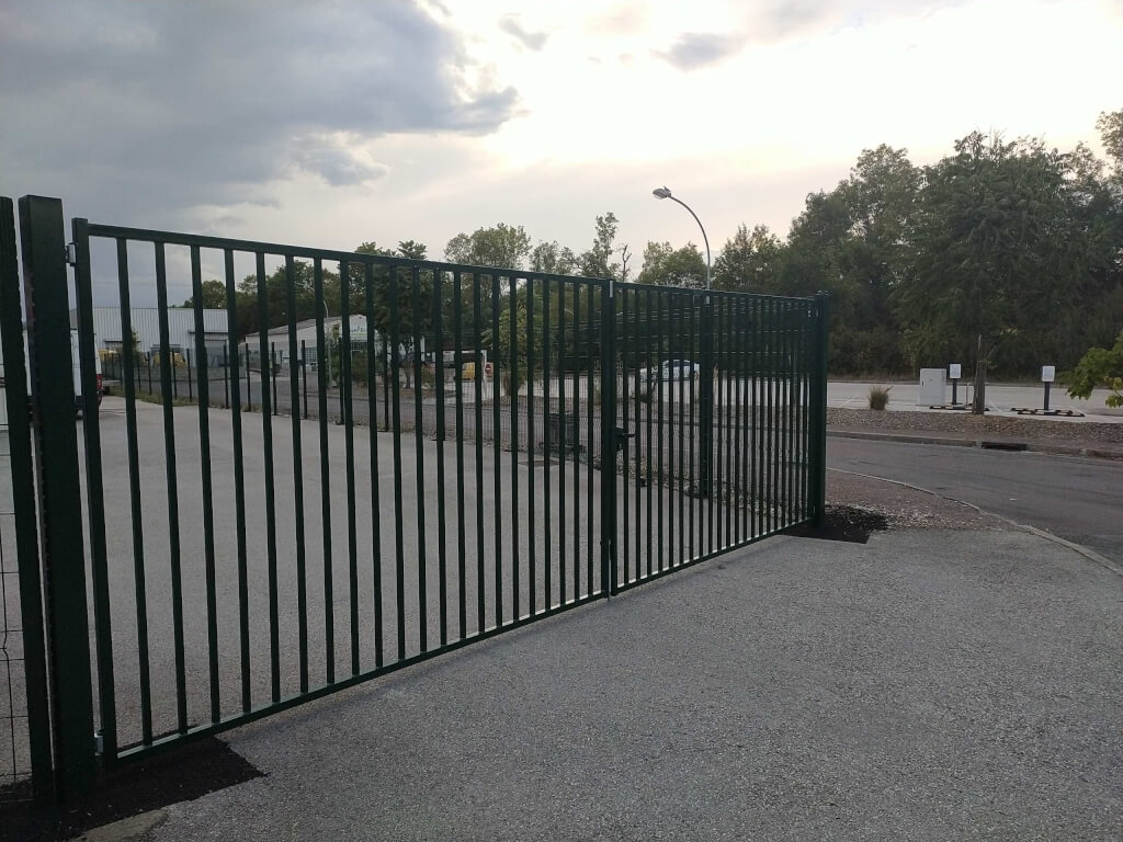 Installation clôture Réalisation Entre Cour et Jardin Paysagiste Dijon
